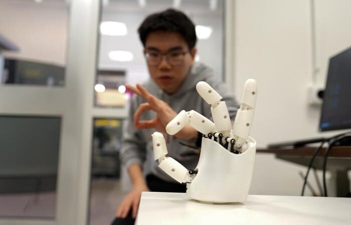 MIT opracował opaskę ultradźwiękową do sterowania robotyczną ręką ruchami własnej dłoni