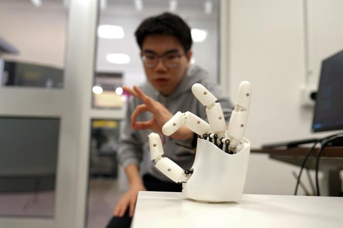 MIT opracował opaskę ultradźwiękową do sterowania robotyczną ręką ruchami własnej dłoni
